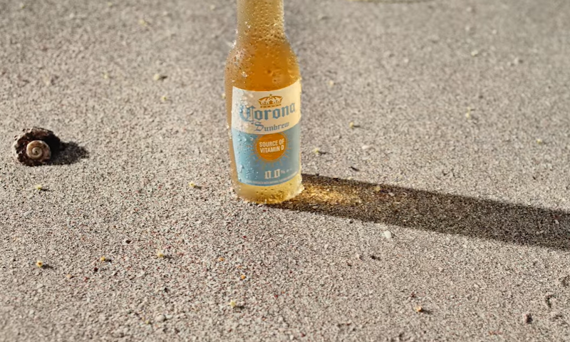 Corona 0.0 Sunbrew flesje op het strand